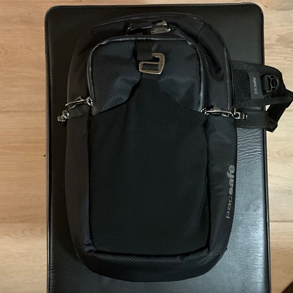 Pacsafe Black Venturesafe X Anti-Theft Backpack crossbody - Picture 7 of 11